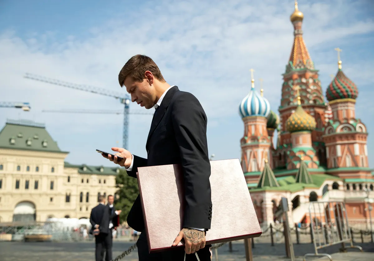 Fedor Smolov with an award he received during a ceremony in the Kremlin. Moscow, 28 July 2018. Photo: EPA-EFE/PAVEL GOLOVKIN