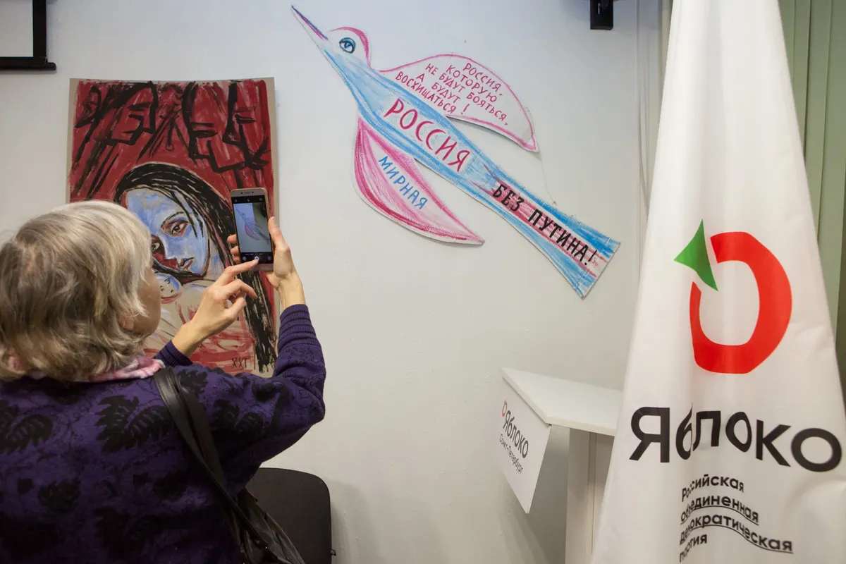 “Russia that will not be feared but admired. Russia without Putin. Peaceful.” Peaceful Art Protest exhibition. Photo: Elena Rodina for Novaya Gazeta Europe