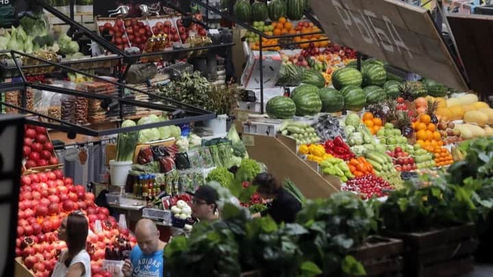 Imported fruit and vegetables on sale at Moscow’s Danilovsly Market, 23 July 2018. Photo: EPA-EFE / MAXIM SHIPENKOV