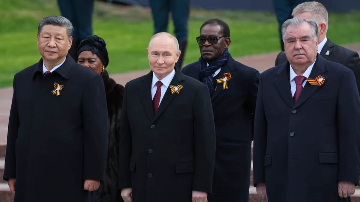 Владимир Путин (в центре), председатель КНР Си Цзиньпин, президент Таджикистана Эмомали Рахмон и другие зарубежные лидеры участвуют в церемонии возложения венков к Могиле Неизвестного Солдата, Москва, 9 мая 2025 года. Фото: Юрий Кочетков / EPA