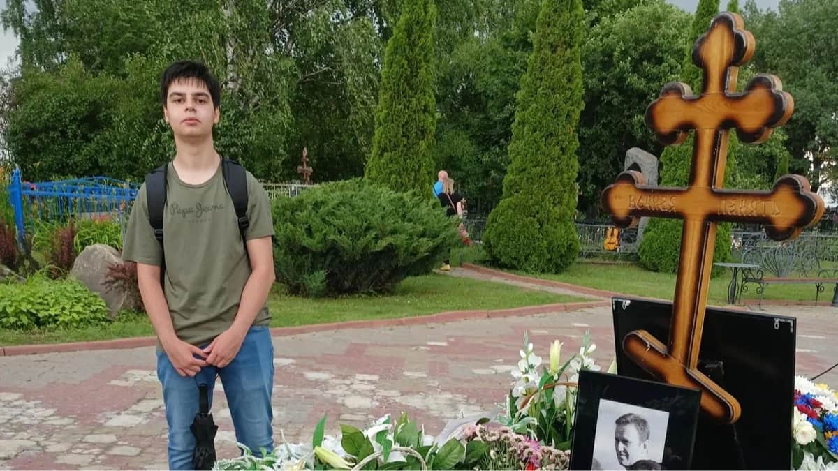 Арсений Турбин у могилы Алексея Навального в июне 2024 года, за два дня до своего окончательного ареста. Фото: Ирина Турбина