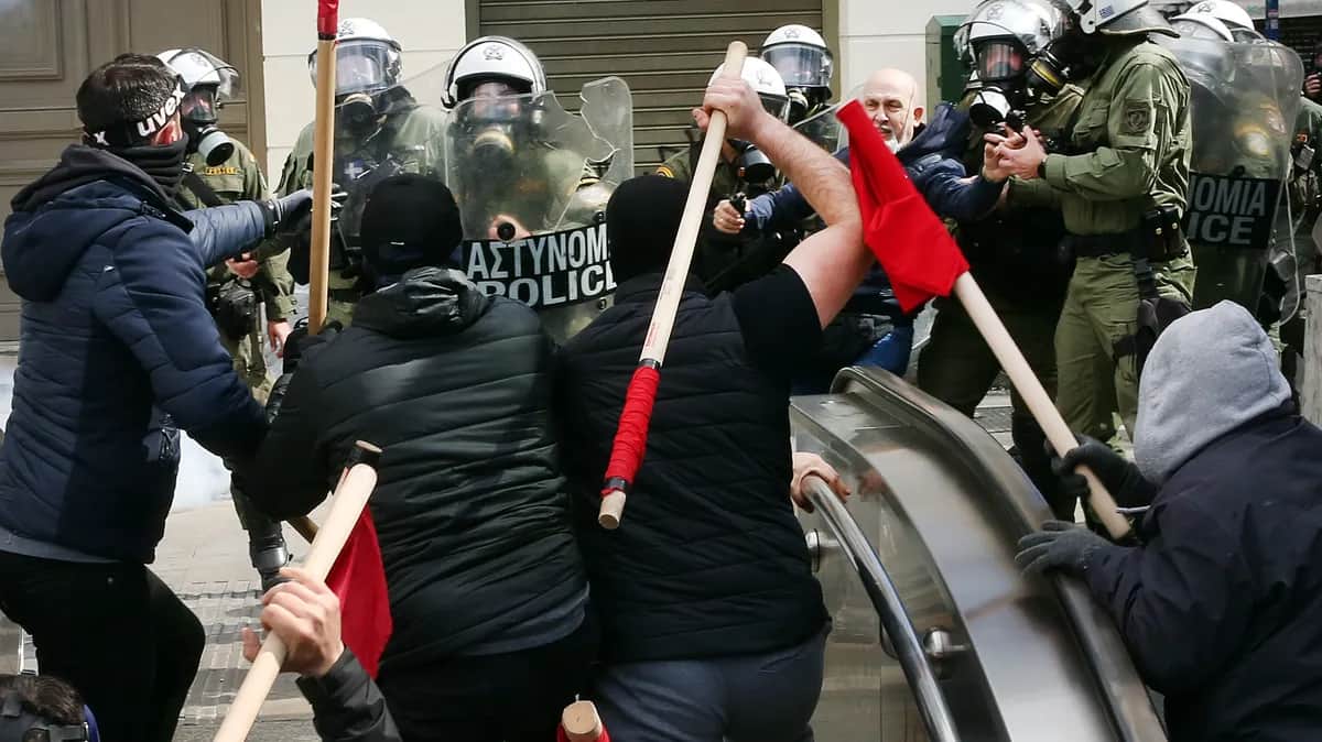 Протесты в Афинах. Фото: EPA-EFE/ORESTIS PANAGIOTOU