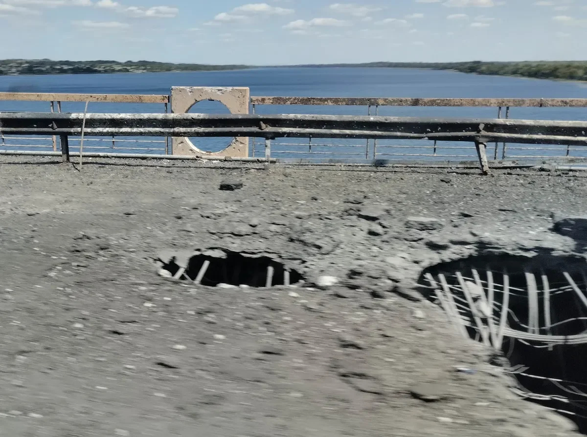 Holes in the Antonivskyi Bridge. Photo by Elena Bondar