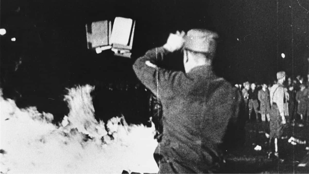 Сжигание сочинений и книг на берлинской площади Опернплац, 10 мая 1933 год. Фото: Georg Pahl / Bundesarchiv, Bild 102-14597 / Wikimedia