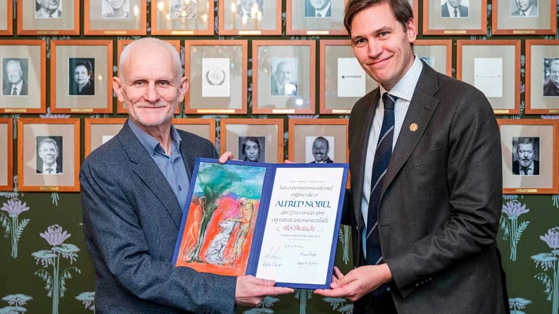 Ales Bialiatski receives his Nobel diploma from Jørgen Vatne Fridnes, Chairman of the Norwegian Nobel Committee, in Oslo, Norway, 8 January 2026. Photo: Jonathan Nackstrand / AFP / Scanpix / LETA