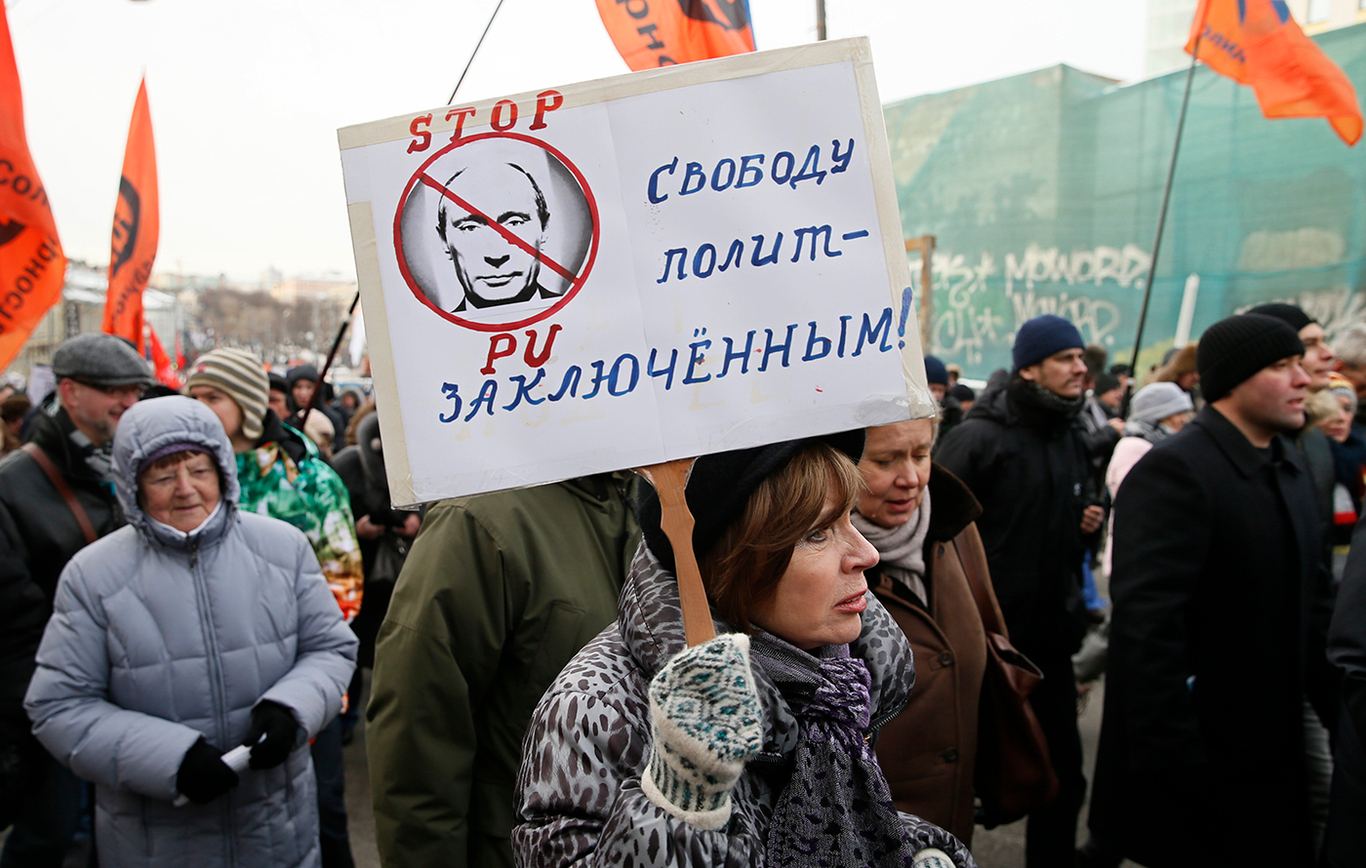 Люди держат плакат "Свободу политзаключенным" во время митинга оппозиции в Москве, Россия, 2 февраля 2014 года. Фото: Юрий Кочетков / EPA