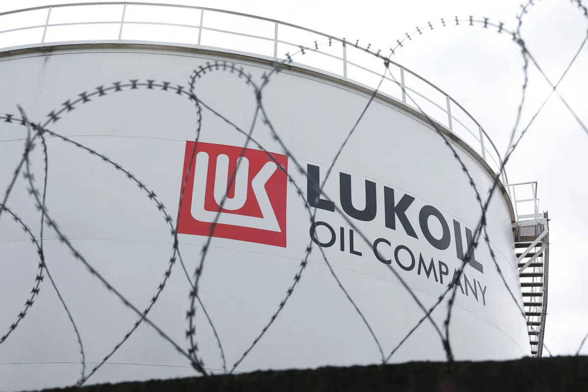 Резервуар для хранения топлива российской нефтяной компании «Лукойл» в Брюсселе, Бельгия, 13 мая 2022 года. Фото: Kenzo Tribouillard / AFP / Scanpix / LETA