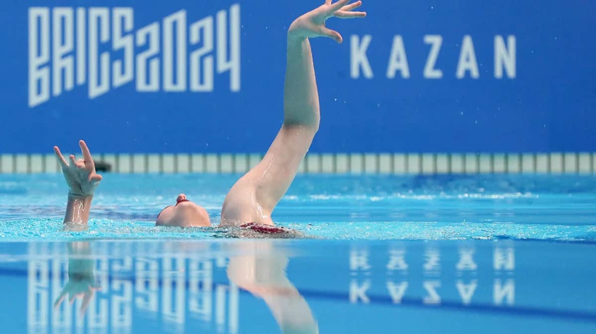 Александра Кузнецова из России во время соревнований по художественному плаванию на Играх БРИКС в Казани, Россия, 14 июня 2024 года. Фото: Максим Шипенков / EPA