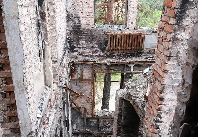 Ruins of a building hit by a missile in Lyman. Photo: Jens Alstrup