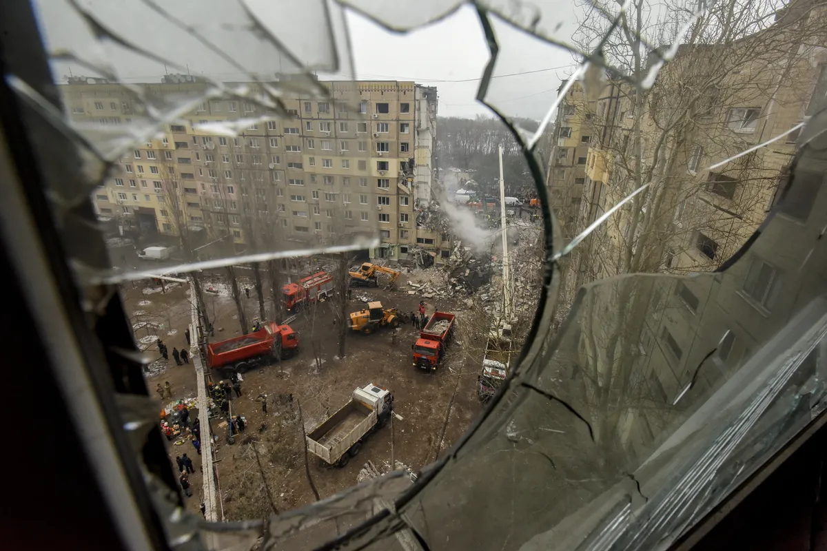 Consequences of a missile strike in Dnipro, 15 January 2023. Photo: EPA-EFE/OLEG PERTASYUK