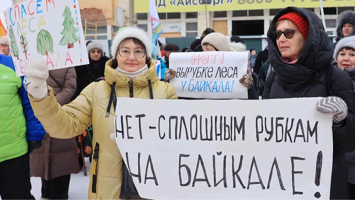 Активисты с плакатами во время митинга против вырубки лесов вокруг озера Байкал в Иркутске, Россия, 27 декабря 2025 года. Фото: Кирилл Шипицин / IMAGO / SNA / Scanpix / LETA