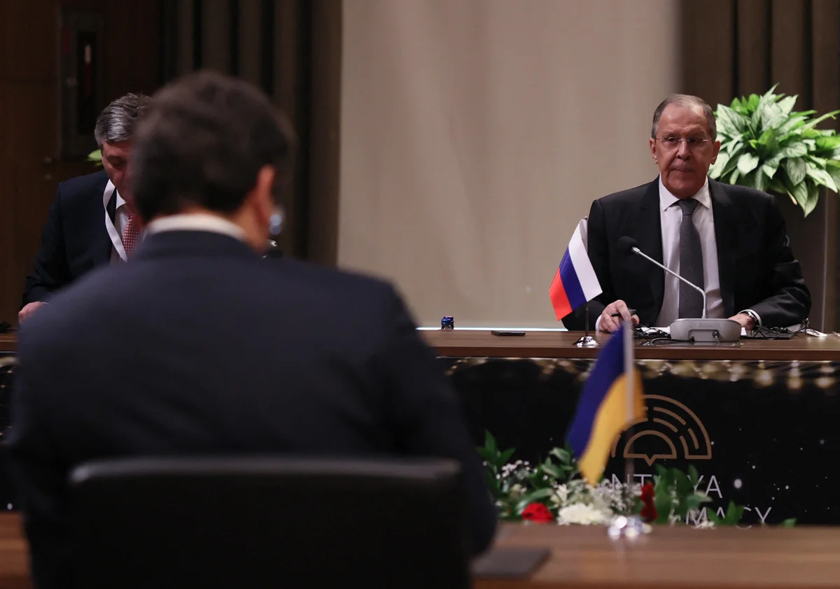 Сергей Лавров на встрече с министром иностранных дел Украины Дмитрием Кулебой на трёхсторонней встрече глав МИД России, Турции и Украины в рамках Форума дипломатии в Анталье, Турция, 10 марта 2022 года. Фото: Cem Ozdel / Anadolu Agency / Abaca / Vida Press