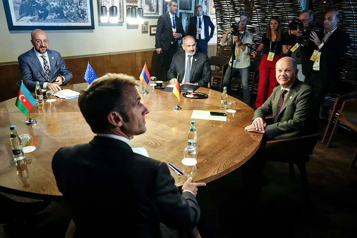 Председатель Европейского совета Шарль Мишель (слева направо), президент Франции Эммануэль Макрон, премьер-министр Армения Никол Пашинян и канцлер Германии Олаф Шольц проводят переговоры в рамках саммита Европейского политического сообщества в Молдове. Фото: Kay Nietfeld / picture alliance / Getty Images