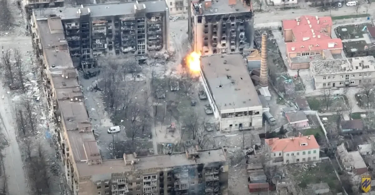A tank battle in the courtyards of houses #25/27. The video was published on the Azov regiment’s YouTube channel on 11 April. The footage is not dated, but one can see that a lot of flats are burning. Matvey says that at the beginning of April he did not see any tanks in the courtyard.