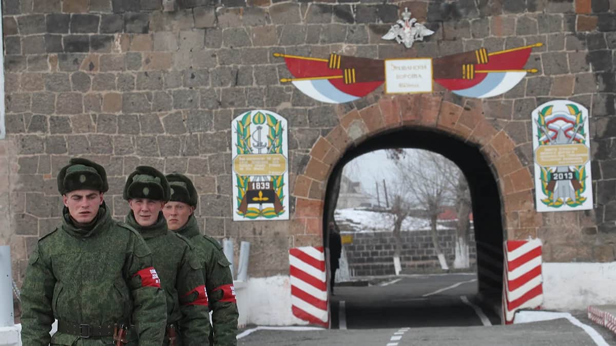 Российские солдаты возле 102-й военной базы, Гюмри, 2 декабря 2013 года. Фото: Саша Мордовец / Getty Images