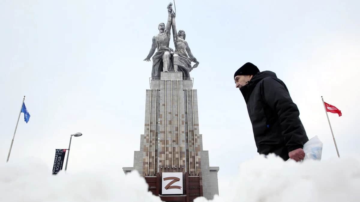 Скульптура «Рабочий и колхозница» со знаком буквы Z в Москве. Фото: Максим Шипенков / EPA-EFE