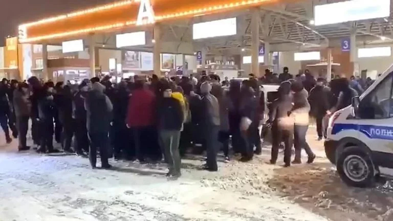 Мигранты и полиция на рынке «Садовод» / скрин видео