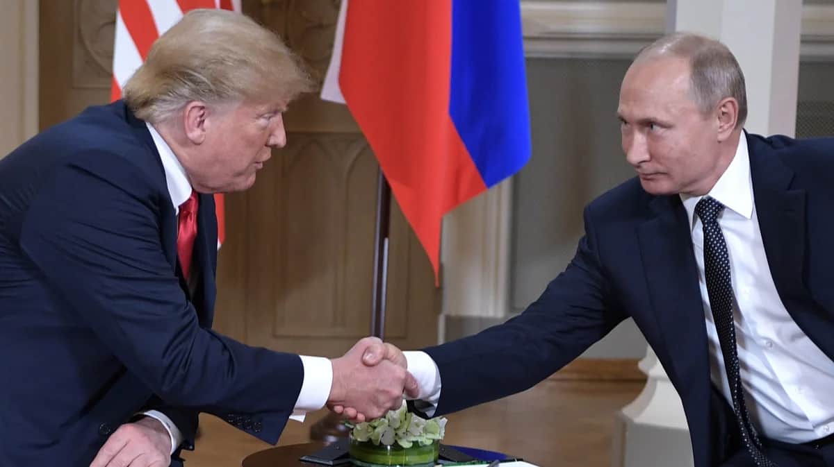 Владимир Путин пожимает руку Дональду Трампу во время их встречи в Хельсинки, Финляндия, 16 июля 2018 года. Фото: Алексей Никольский / Спутник / Kremlin / EPA