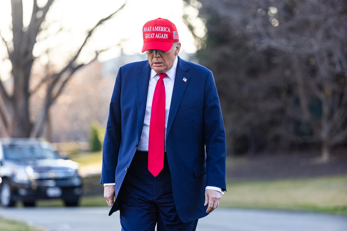 Президент США Дональд Трамп покидает Белый дом в Вашингтоне, округ Колумбия, США, 28 февраля 2025 года. Фото: Jim Lo Scalzo / EPA-EFE