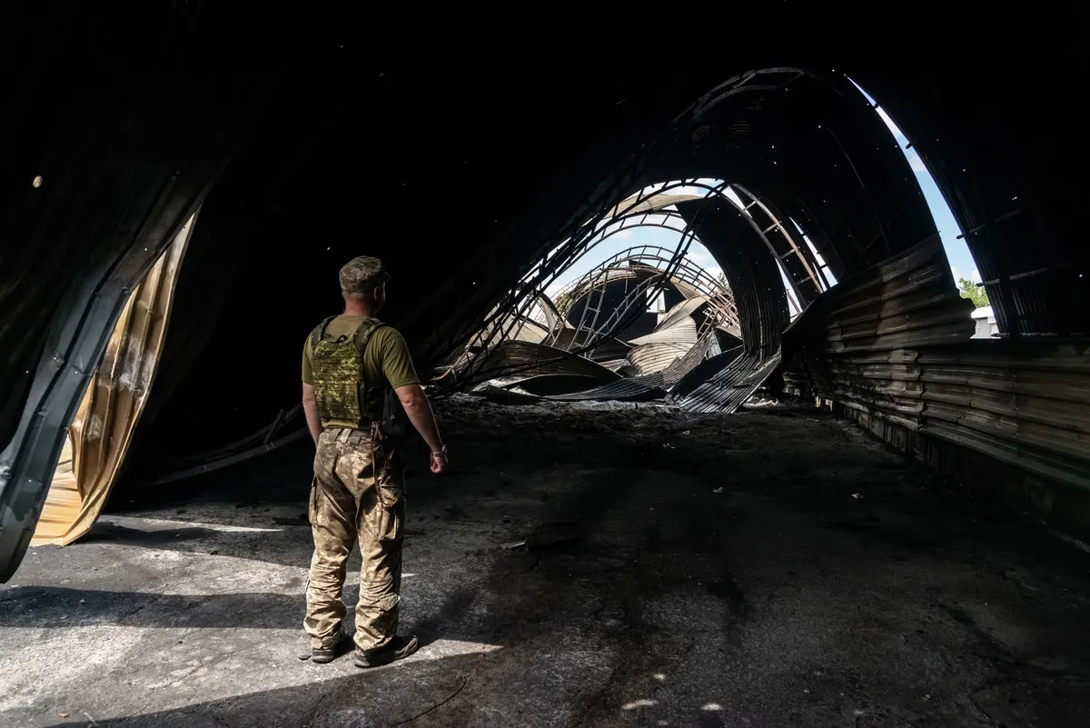 Член теробороны на разрушенном фермерском складе. Фото: Matteo Placucci/NurPhoto через Getty Images