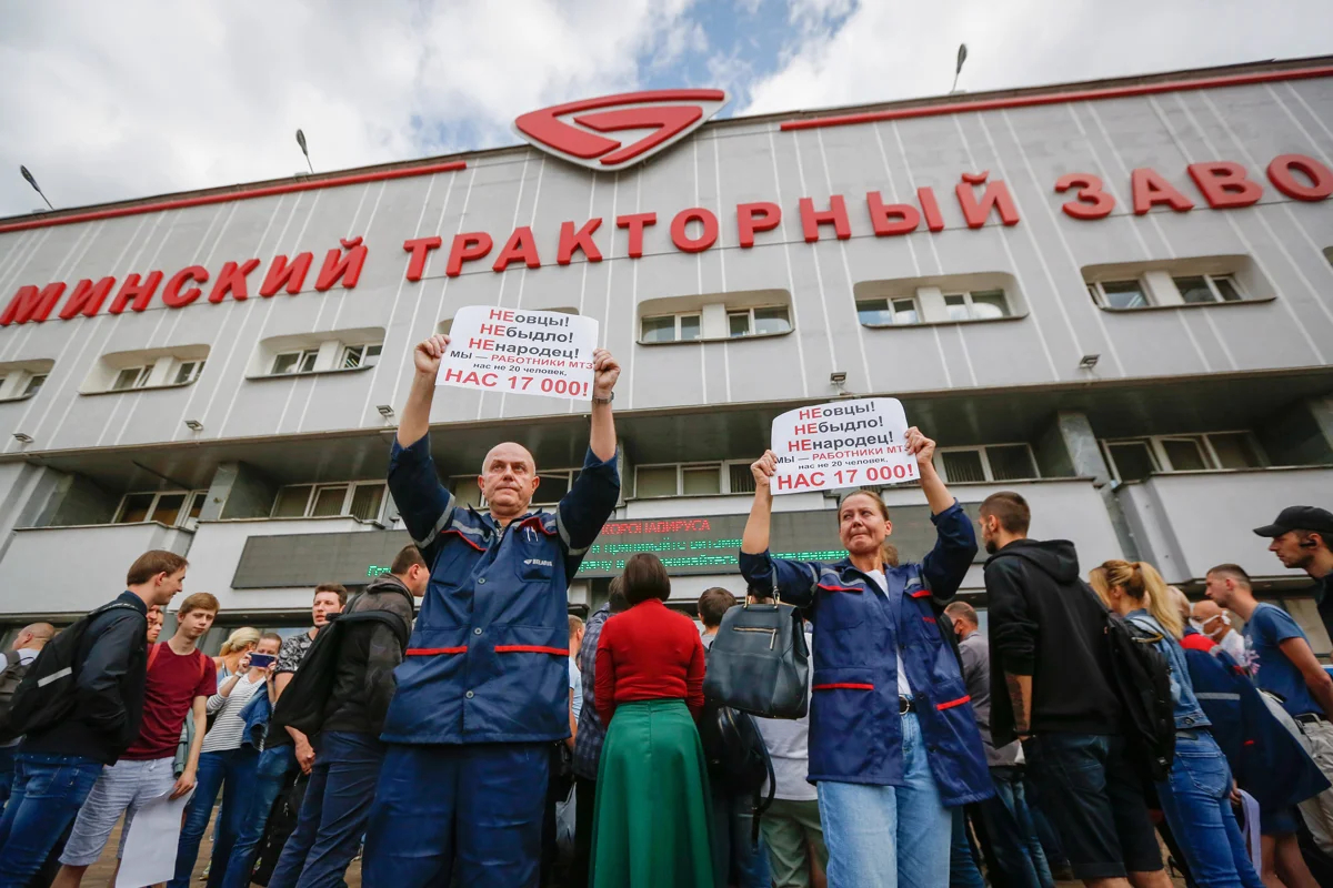Сотрудники Минского тракторного завода на митинге против результатов президентских выборов, Минск, Беларусь, 14 августа 2020 года. Фото: Татьяна Зенькович / EPA