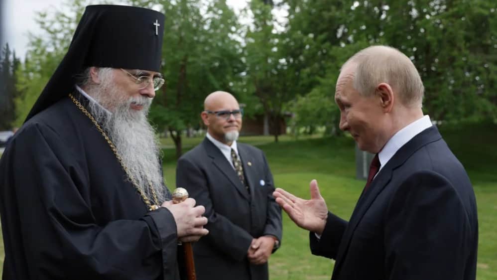 Владимир Путин беседует с архиепископом Ситкинским и Аляскинским Алексеем. Фото: Гавриил Григоров / EPA / SPUTNIK / KREMLIN POOL