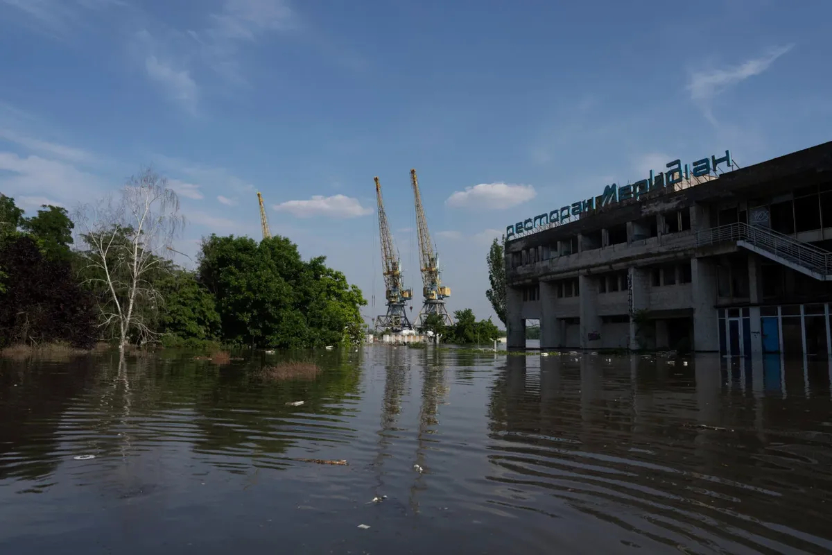 Затопленные улицы Херсона. Фото: AP Photo/Evgeniy Maloletka/Scanpix/Leta