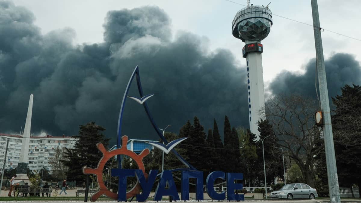 

Дым над Туапсе после атаки беспилотников, Краснодарский край, 21 апреля 2026 года. Фото: Борис Морозов / Спутник / Imago Images / Scanpix / LETA

