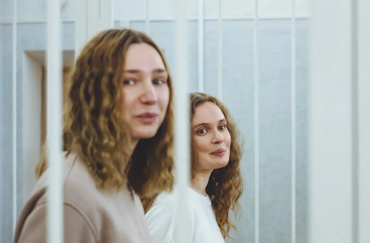 Белорусские журналистки Екатерина Андреева и Дарья Чульцова в суде Фрунзенского района, Минск. Фото: АВ / Белсат