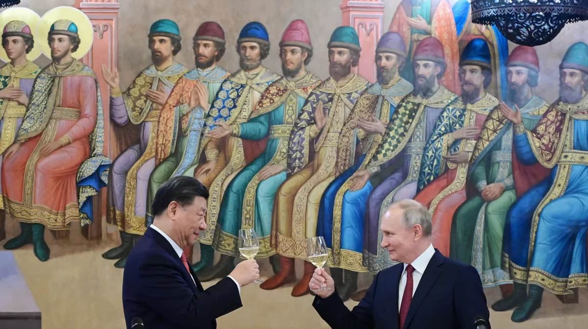 Chinese President Xi Jinping and Vladimir Putin make a toast during a reception at the Kremlin, 21 March 2023. Photo: EPA-EFE / PAVEL BYRKIN / SPUTNIK / KREMLIN POOL