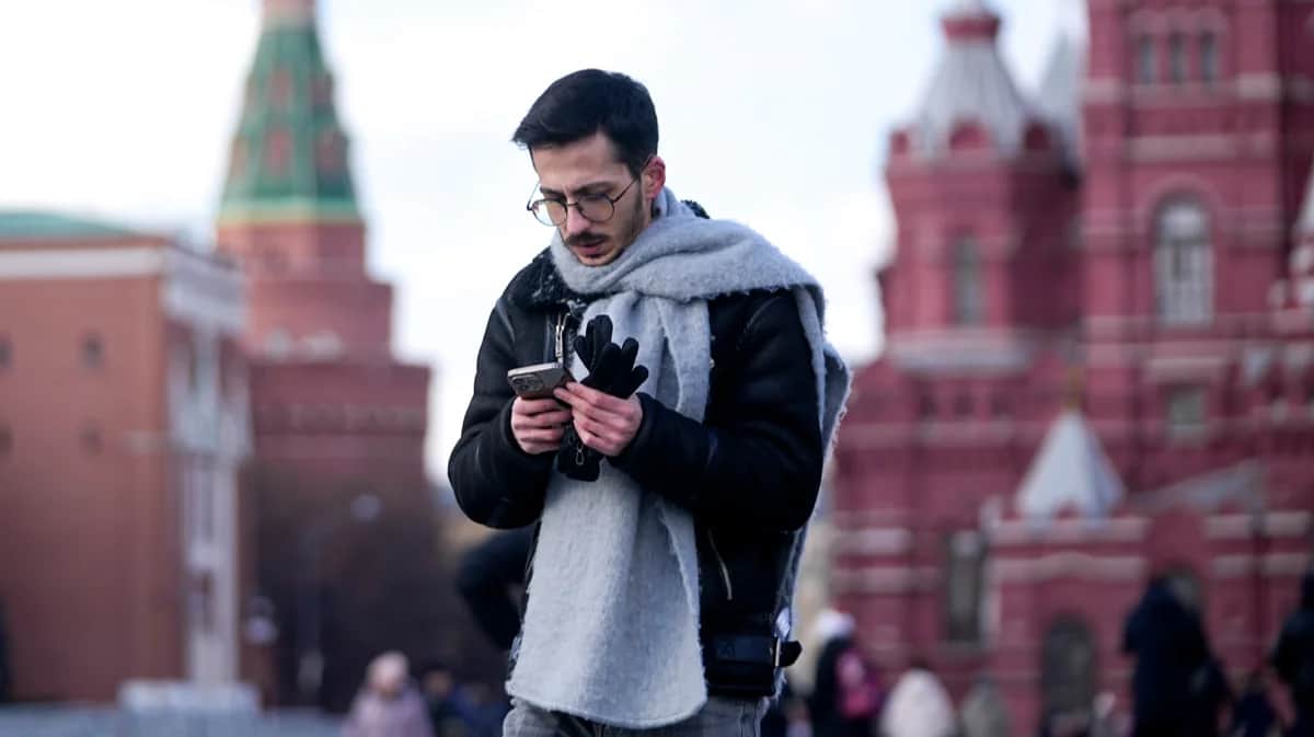 Мужчина с телефоном на Красной площади в Москве, 18 февраля 2025 года. Фото: Павел Бедняков / AP Photo / Scanpix / LETA