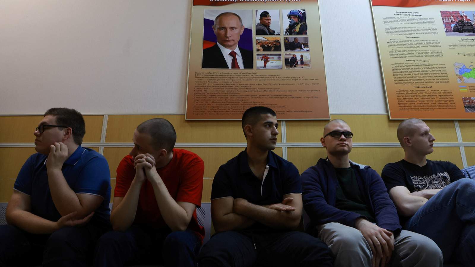 Призывники во время медосмотра в сборном пункте. Санкт-Петербург, 15 октября 2025 года. Фото: Антон Ваганов / Reuters / Scanpix / LETA