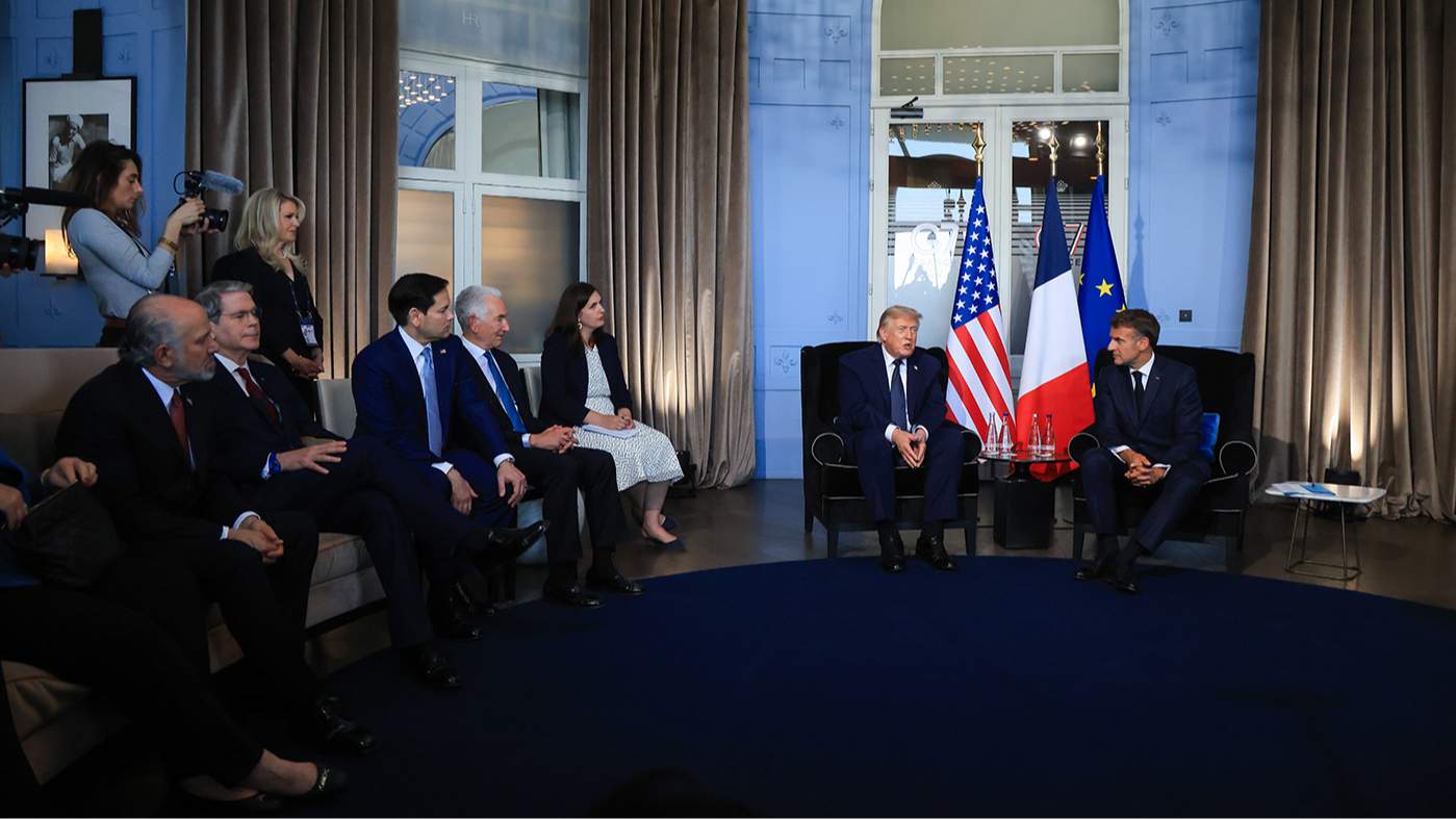 Президент США Дональд Трамп, президент Франции Эммануэль Макрон, министр торговли США Говард Латник, министр финансов США Скотт Бессент, госсекретарь США Марко Рубио и посол США в Украине Чарльз Кушнер на полях саммита G7 в Эвиан-ле-Бен, Франция, 16 июня 2026 года. Фото: Thibault Camus / EPAо-восточная Франция, 15 июня 2026 года.<br>