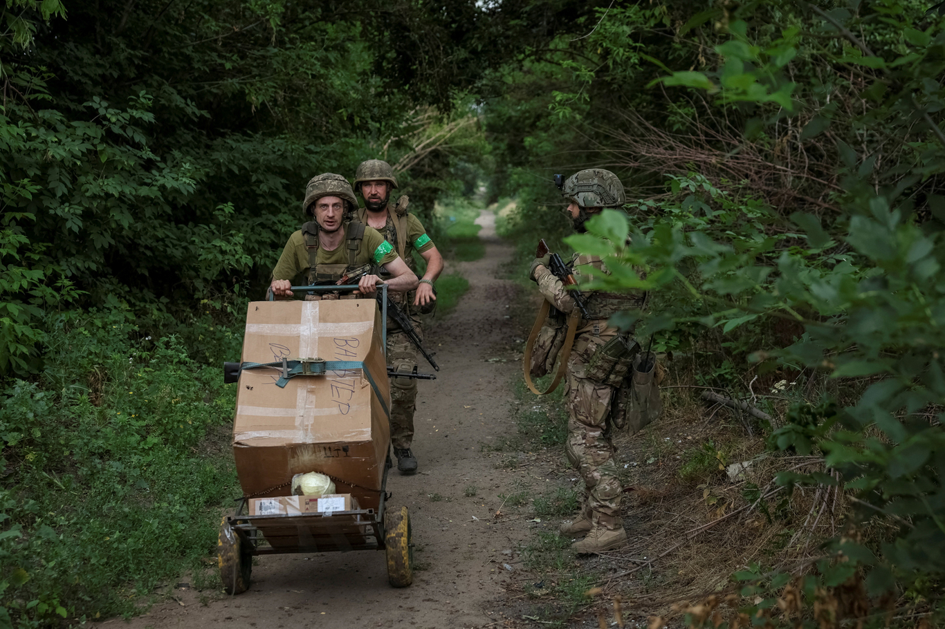 Украинские военнослужащие перевозят припасы недалеко от Константиновки, 25 июня 2026 года. Фото: Anatolii Stepanov / Reuters / Scanpix / LETA