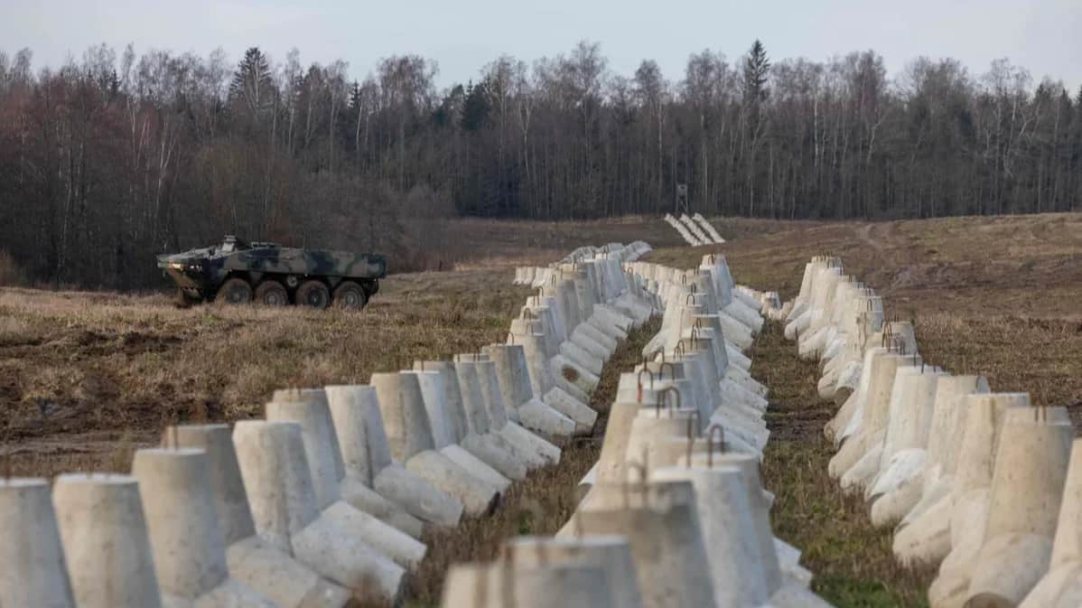 An armoured personnel carrier stands alongside concrete anti-tank barriers near the village of Dąbrówka Polska on the Polish-Russian border, 30 November 2024. Photo: Wojtek Radwanski / AFP / Scanpix / LETA