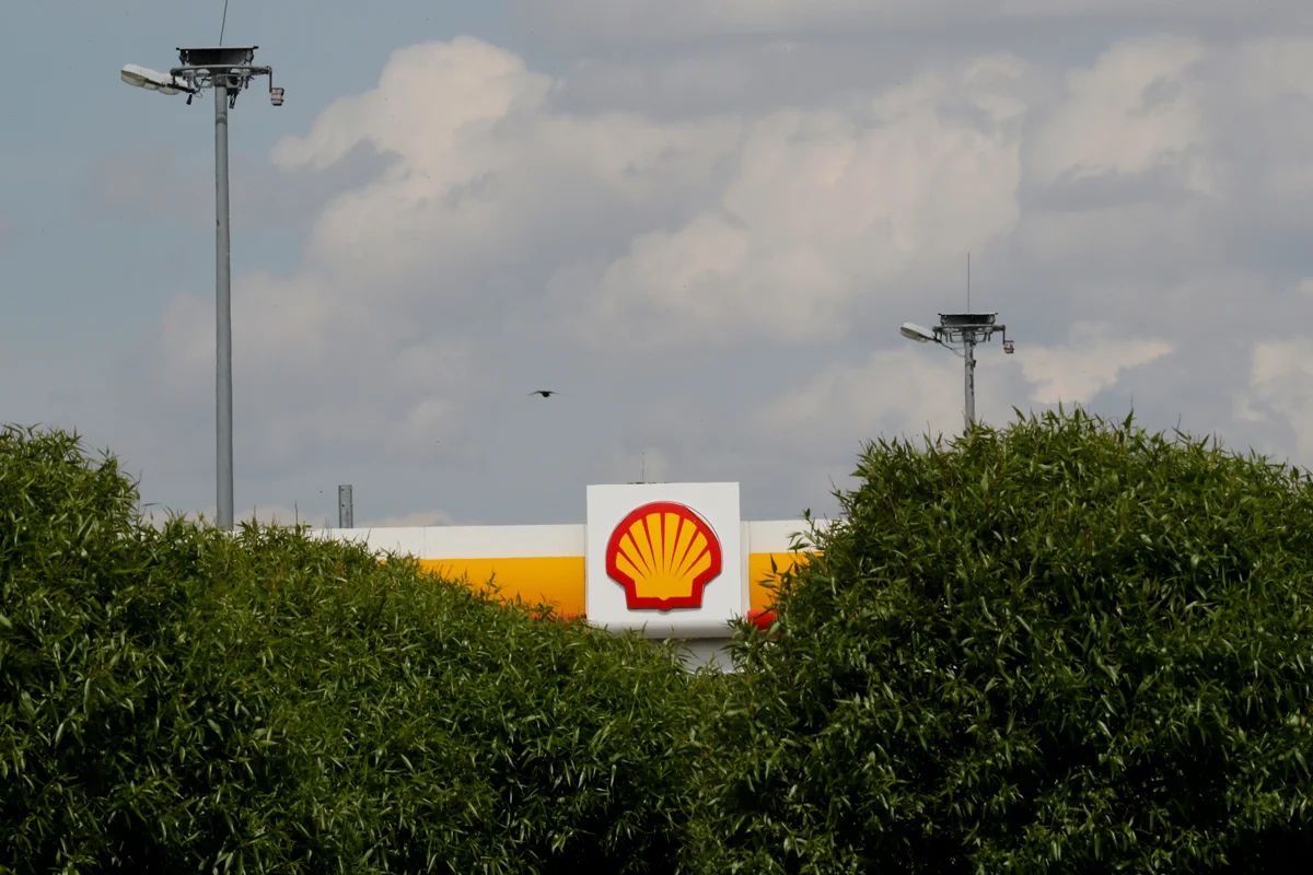 АЗС Shell в Санкт-Петербурге, 1 июня 2022 года. Фото: Анатолий Мальцев / EPA