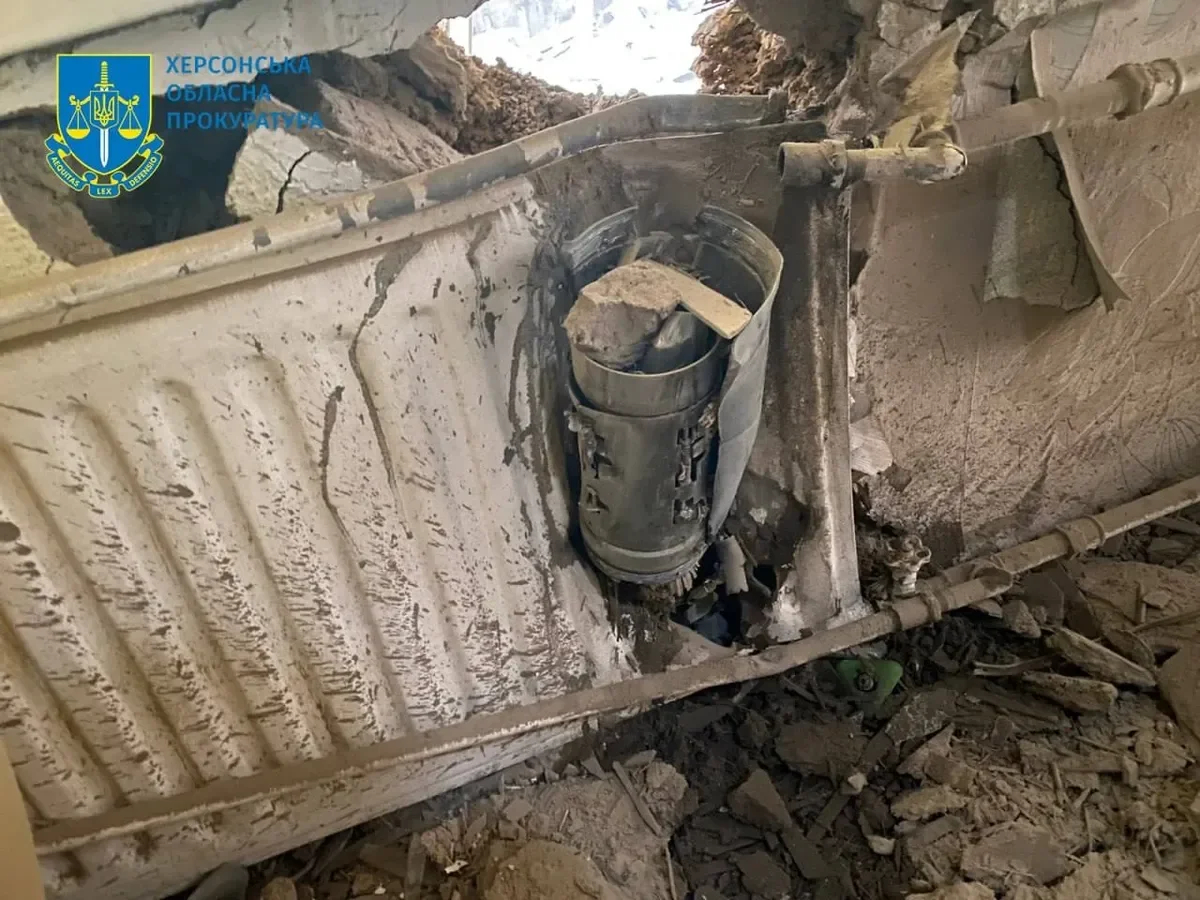 A shell that hit a residential building in Kherson. Photo: Telegram