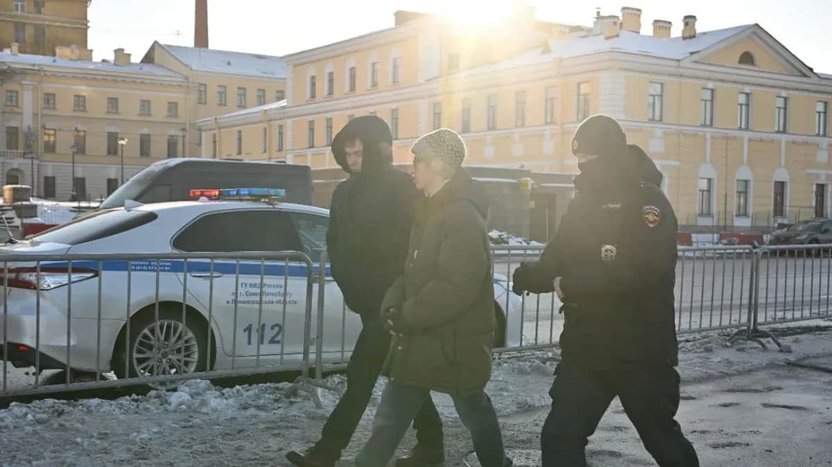 Задержание в Петербурге. Фото: «Бумага»