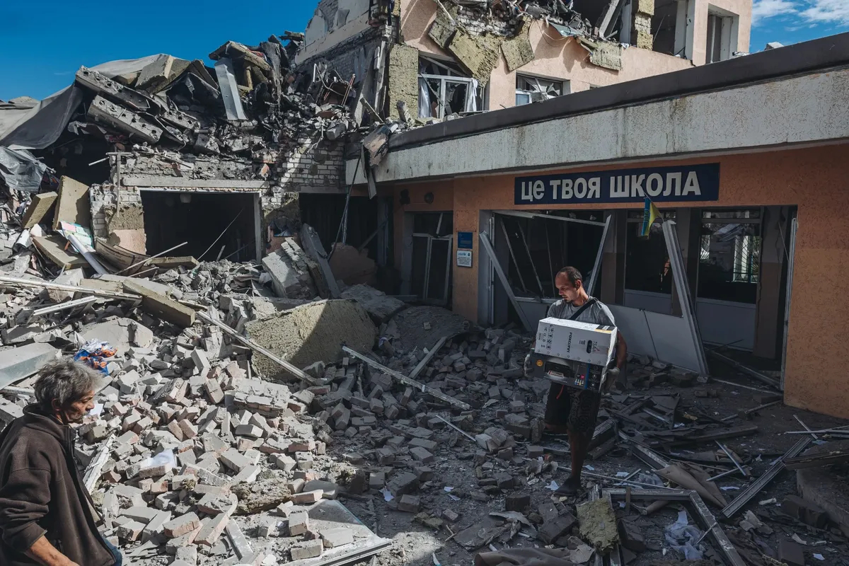 Разрушенная обстрелом школа в городе Бахмут, Украина. Фото: Diego Herrera Carcedo / Anadolu Agency / Getty Images