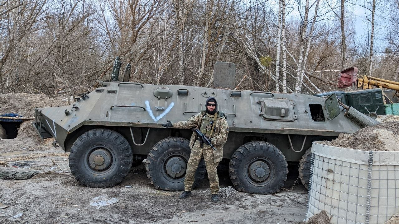 Салам в Чернобыльской зоне, апрель 2022 года. Фото: личный архив Салама / <a href="https://hromadske.ua/ru/voennye/267517-faktor-belarusi-boytsy-polka-imeni-kastusya-kalinovskogo-o-belorusskih-vlastyah-vozmozhnosti-ukrainsko-belorusskoy-voyny-i-rossiyskih-manipulyatsiyah?_gl=1*1o76fx1*_up*MQ..*_ga*MTg1MjY1NTcwNi4xNzg0MTA4Mjkw*_ga_FFQQ6F8PRK*czE3ODQxMDgyODkkbzEkZzAkdDE3ODQxMDgyODkkajYwJGwwJGgw*_ga_QRXBZKG0YN*czE3ODQxMDgyODkkbzEkZzAkdDE3ODQxMDgyODkkajYwJGwwJGgw" target="_blank">hromadske</a>