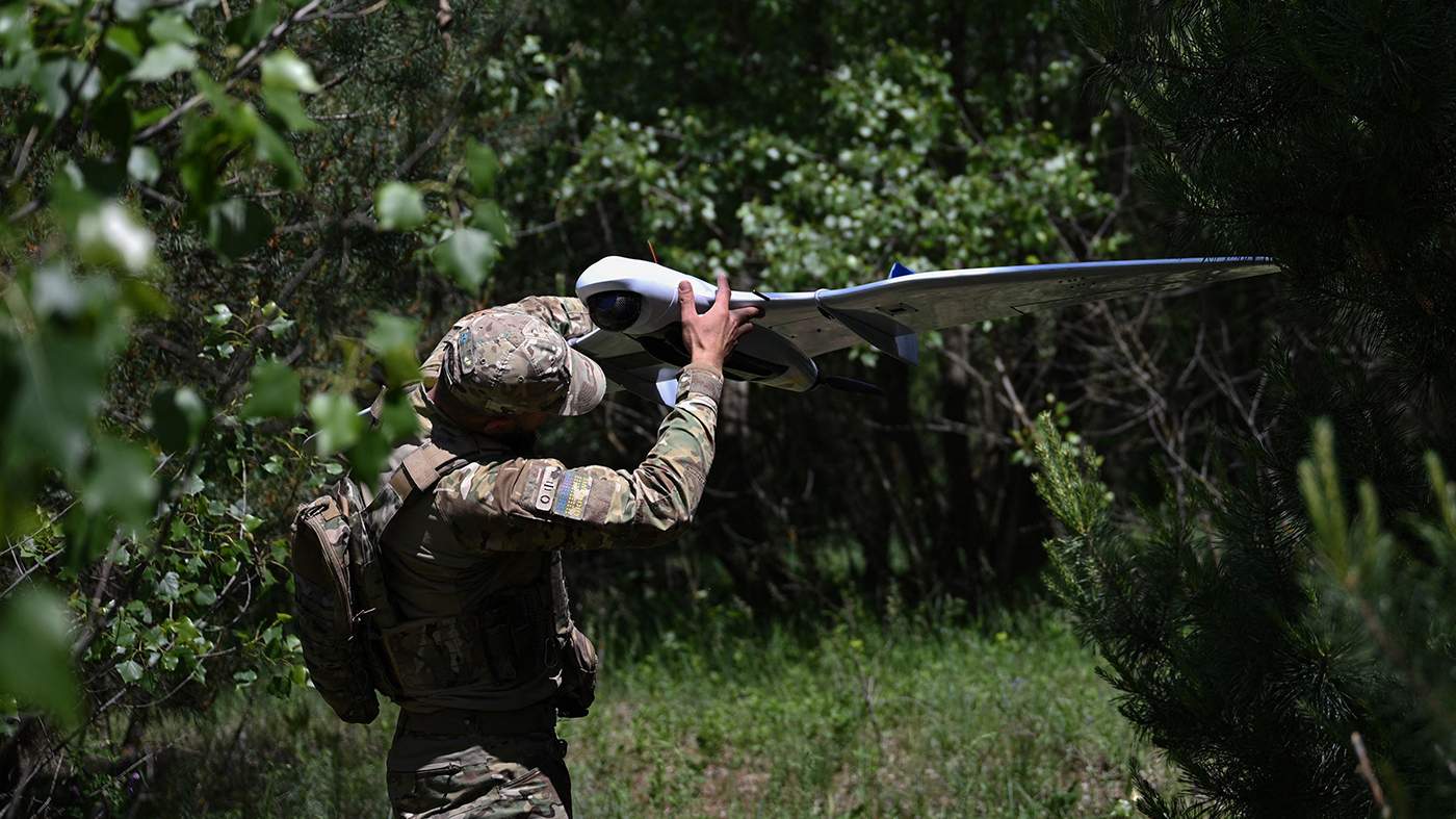 Военнослужащий Государственной пограничной службы Украины готовит беспилотник к патрульному полету вдоль украинско-белорусской границы, Черниговская область, 1 июня 2026 года. Фото: Genya SAVILOV / AFP / Scanpix / LETA