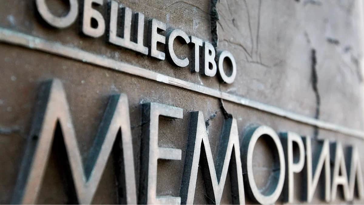 Вывеска российской правозащитной организации «Мемориал» на офисе в Москве, 28 марта 2013 года. Фото: Максим Шеметов / REUTERS / Scanpix / LETA