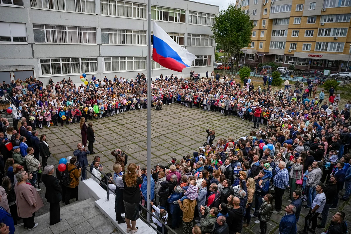 Торжественная линейка в честь начала учебного года, Нахабино, Московская область, 1 сентября 2022 года. Фото: Александр Земляниченко / AP Photo / Scanpix / LETA