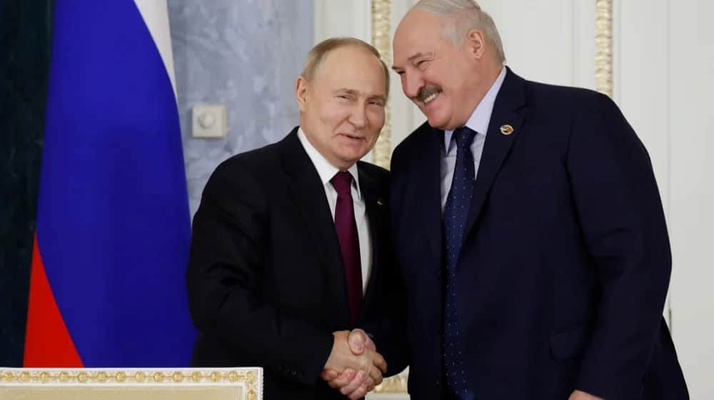Russian President Vladimir Putin (L) and Belarusian President Alexander Lukashenko react as they shake hands during a meeting of the Supreme State Council of the Russia-Belarus Union State in St. Petersburg, Russia, 29 January 2024. Photo: EPA-EFE/DMITRY ASTAKHOV / SPUTNIK / GOVERNMENT PRESS SERVICE POOL