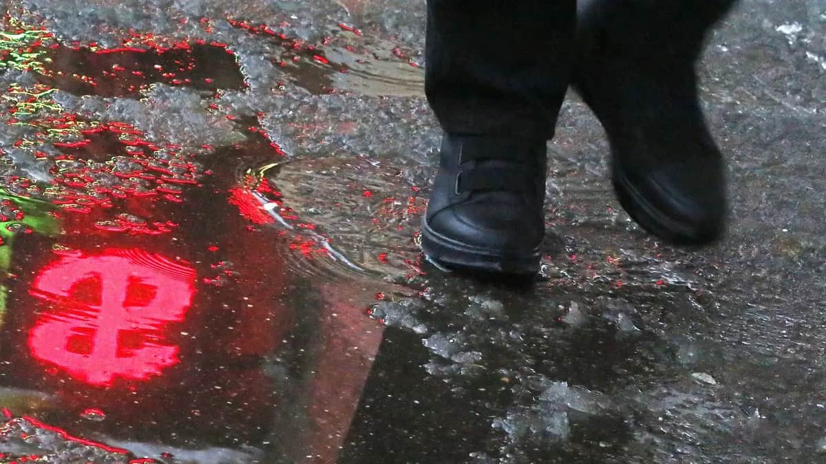 A man walks past a bureau de change in Moscow, Russia, 22 December 2022. Photo: EPA / Maxim Shipenkov