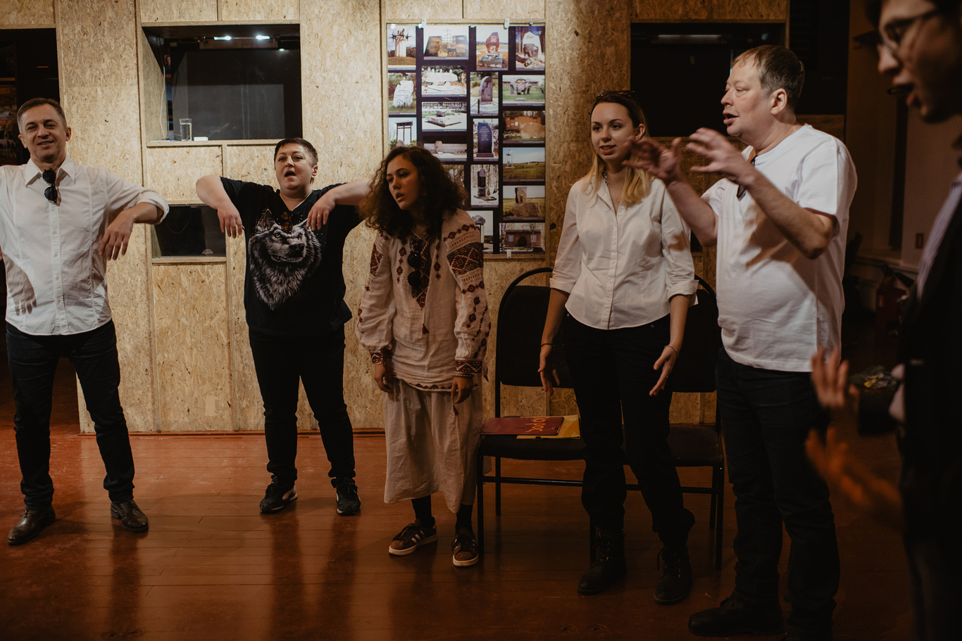 Участники мастерской «Слова свободы» готовятся к спектаклю. 2018 год. Фото: «7х7»