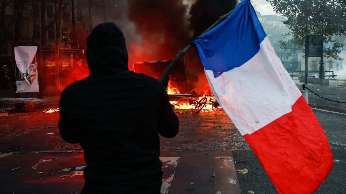 Во Франции на протесты вышли сотни тысяч демонстрантов