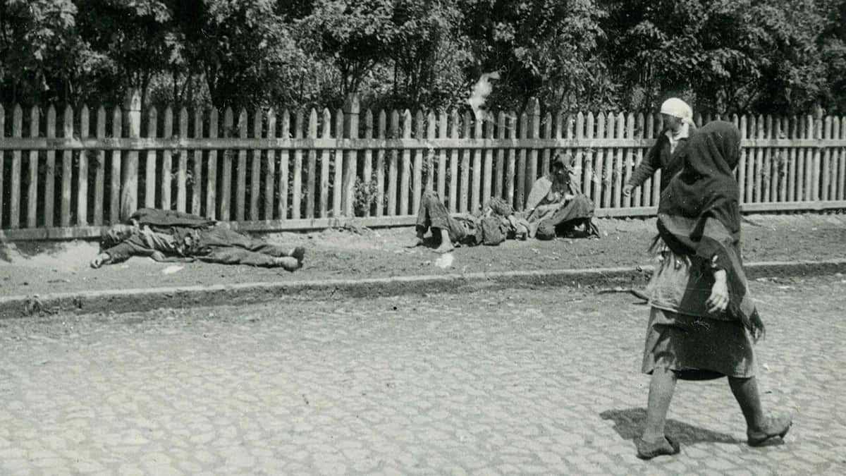 Голодающие крестьяне на улице в Харькове, 1933 год. Фото: <u><a href="https://en.wikipedia.org/wiki/en:Alexander_Wienerberger" target="_blank">Alexander Wienerberger</a></u> / Wikimedia
