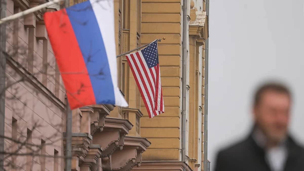 Российский и американский флаги, висящие на главном здании посольства США в Москве, Россия, 12 марта 2025 года. Фото: Сергей Ильницкий / EPA-EFE