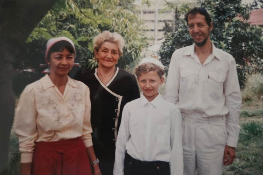 Родители, бабушка и брат Софьи. Израиль. Весна 1991 года. Фото: архив Софьи Розенфельд / takiedela.ru